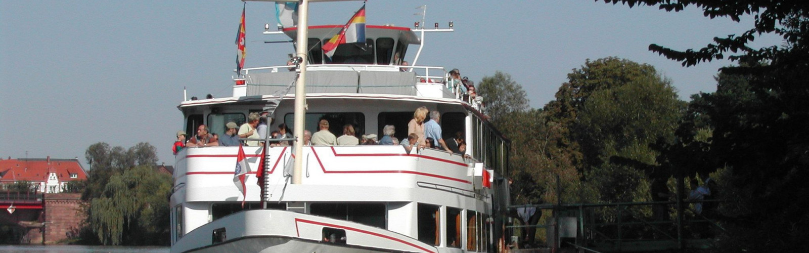 Fahrgastschiff beim Ablegen in Ladenburg Neckar