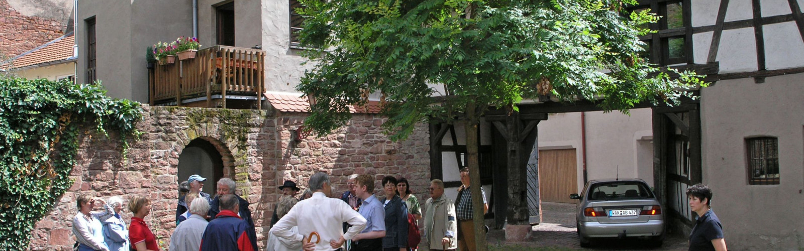 Personen bei der Stadtführung in Ladenburg