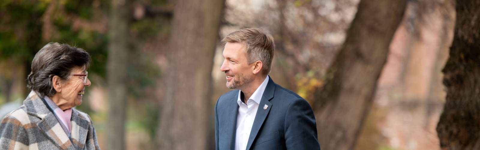 Bürgermeister Stefan Schmutz im Gespräch mit einer Bewohnerin