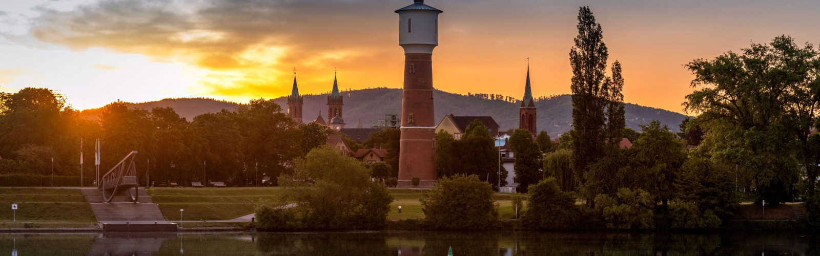 Ladenburger Wasserturm und das Buryobjekt in den Abendstunden
