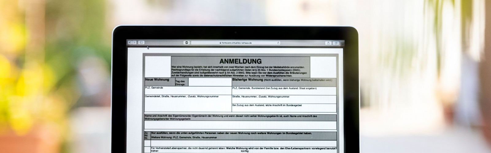 Laptop aufgeklappt