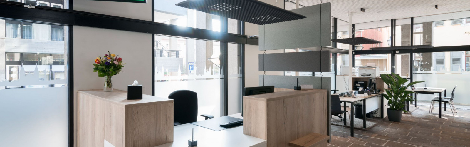 Empfangsbereich im Bürgerbüro, sowie im Hintergrund die Arbeitsplätze 