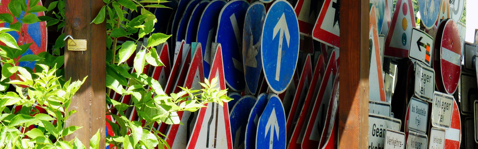 Verkehrszeichen auf dem Bauhof
