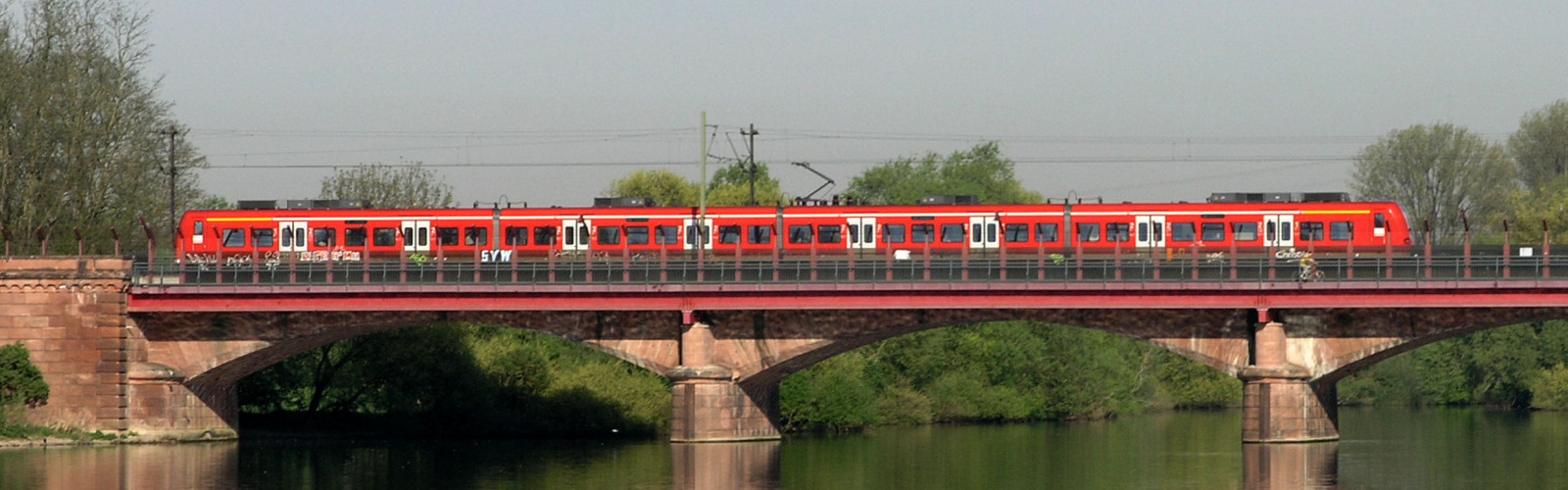 Neckarbrücke mit Bahnverkehr