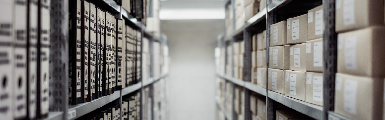 Aktenordner im Archiv