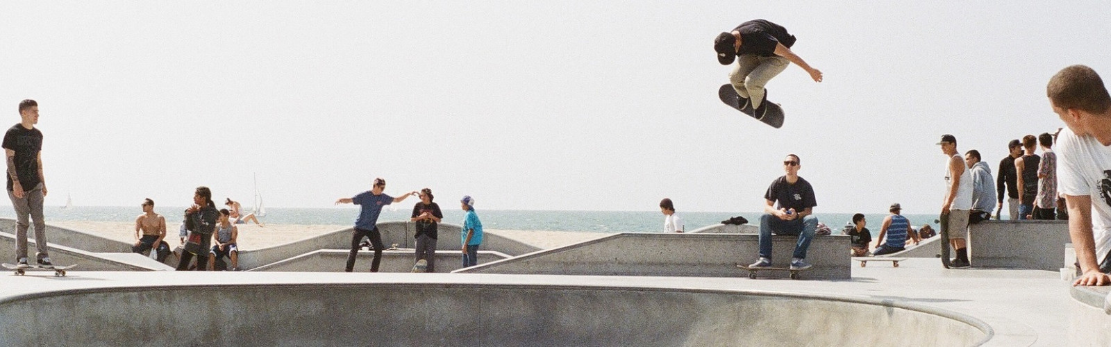 Skatepark mit Skateboard (Ausschnitt)