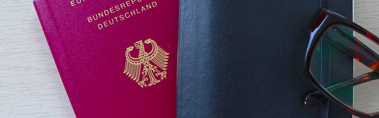 Ein Reisepass und eine Mappe