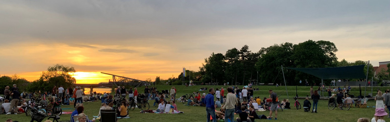 Festwiese bei Sonnenuntergang