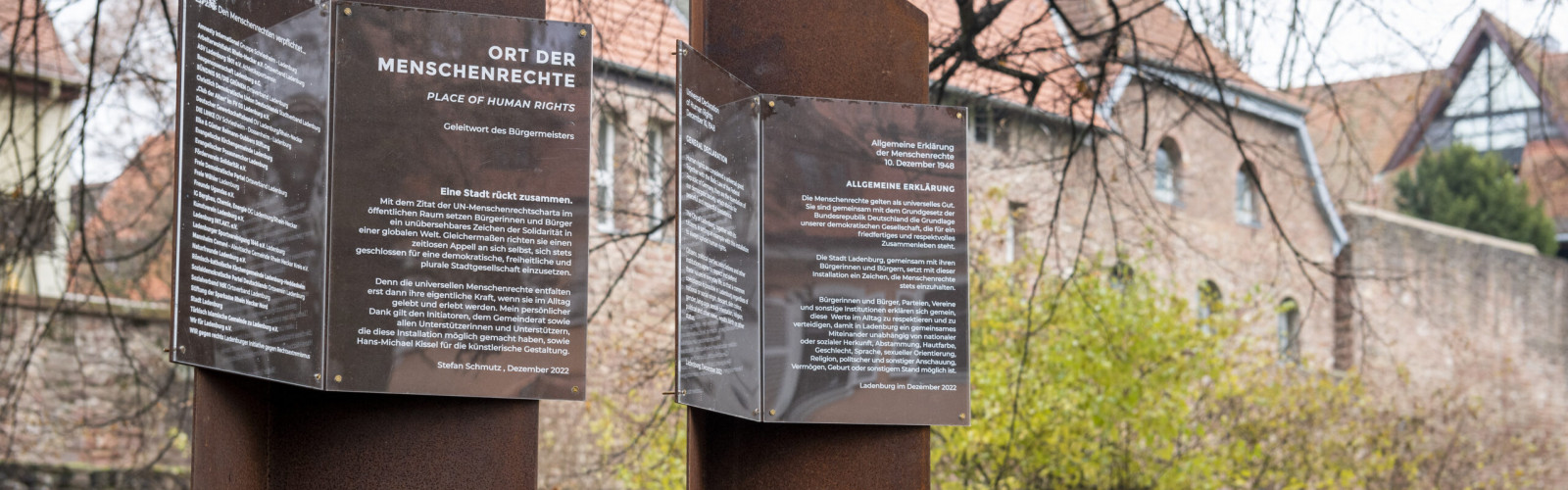 Stelen am Ort der Menschenrechte im Großformat