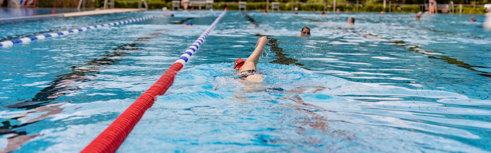 SchwimmerInnen im Freibad Ladenburg