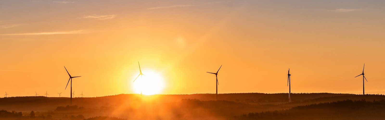 Windräder bei Sonnenaufgang