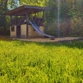 Villa mit Rutsche im Garten des Haus des Kindes