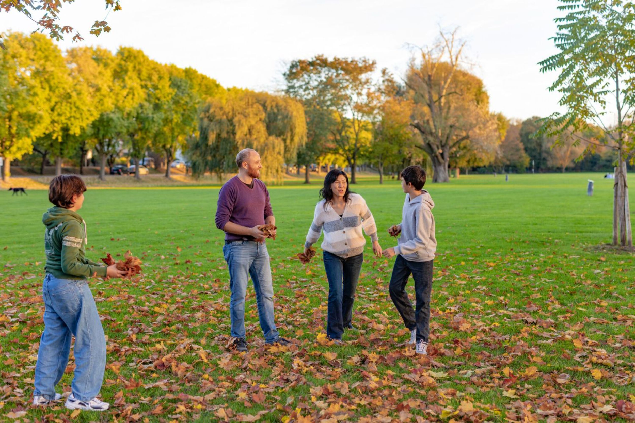 Familie auf der Neckarwiese im Herbst