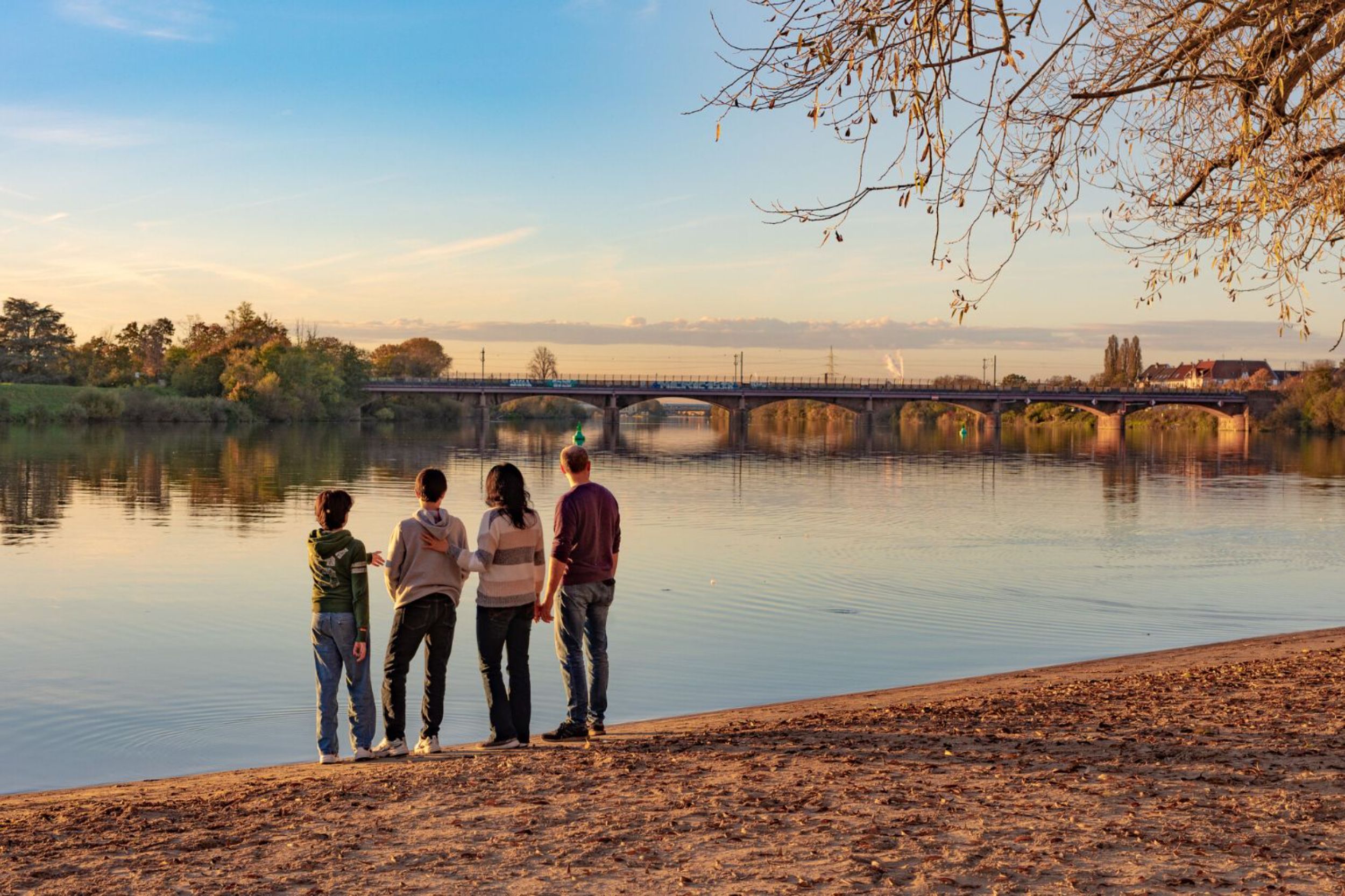 Familie am Neckarstrand im Herbst