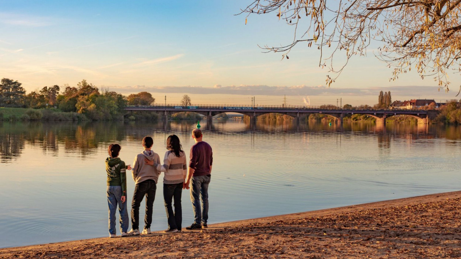 Familie am Neckarstrand im Herbst
