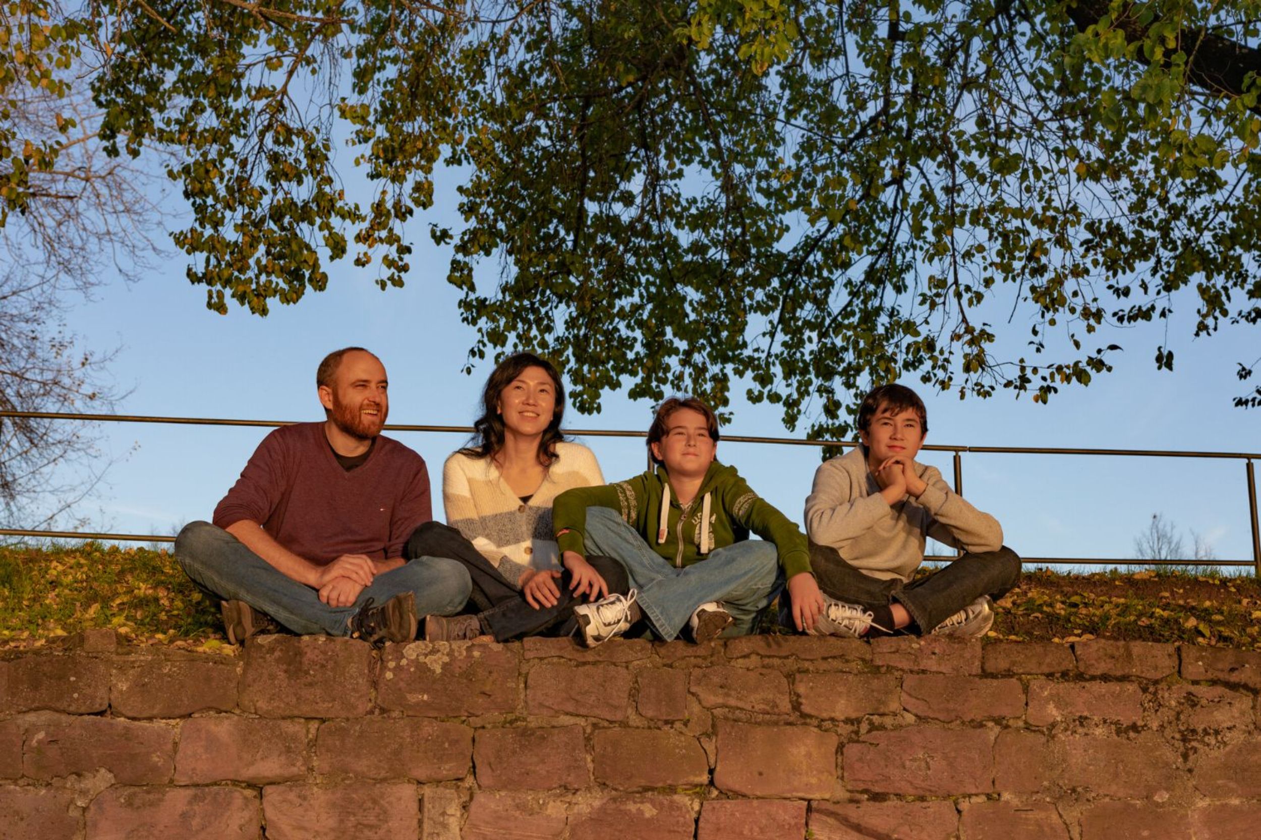Familie auf einer Mauer im Herbst